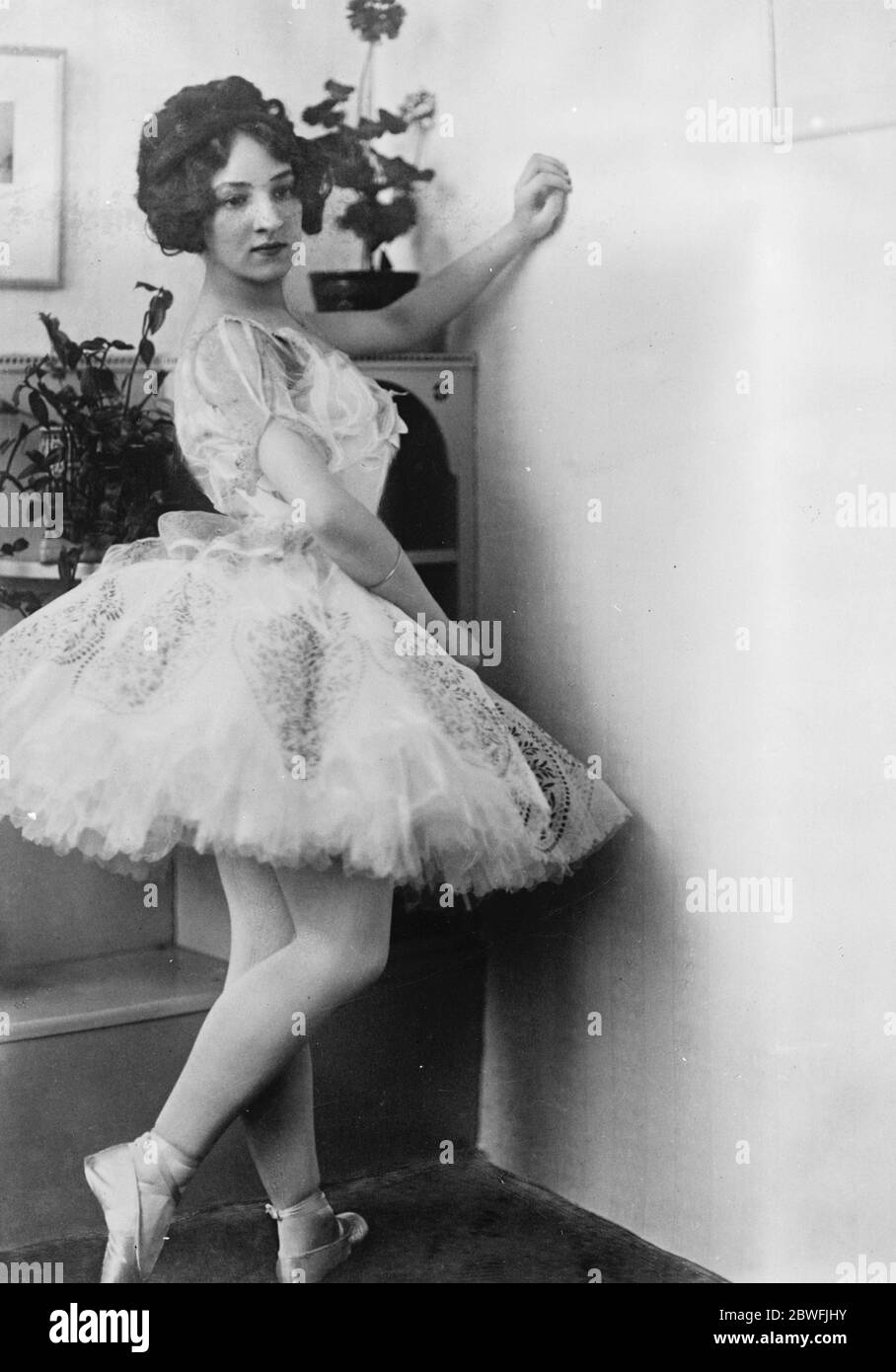 In Flames on Stage gegen Ende der Aufführung der Operette "der Susse Kavalier" im Apollo Theater in Wien, erregte das Kleid einer der Hauptdarstellerinnen Fraulein Helm Varney aufgrund eines Kurzschlusses Feuer. In Flammen gewickelt warf sie sich auf den Boden und rollte über und über, bis die Flammen am 14. Februar 1924 erloschen waren Stockfoto