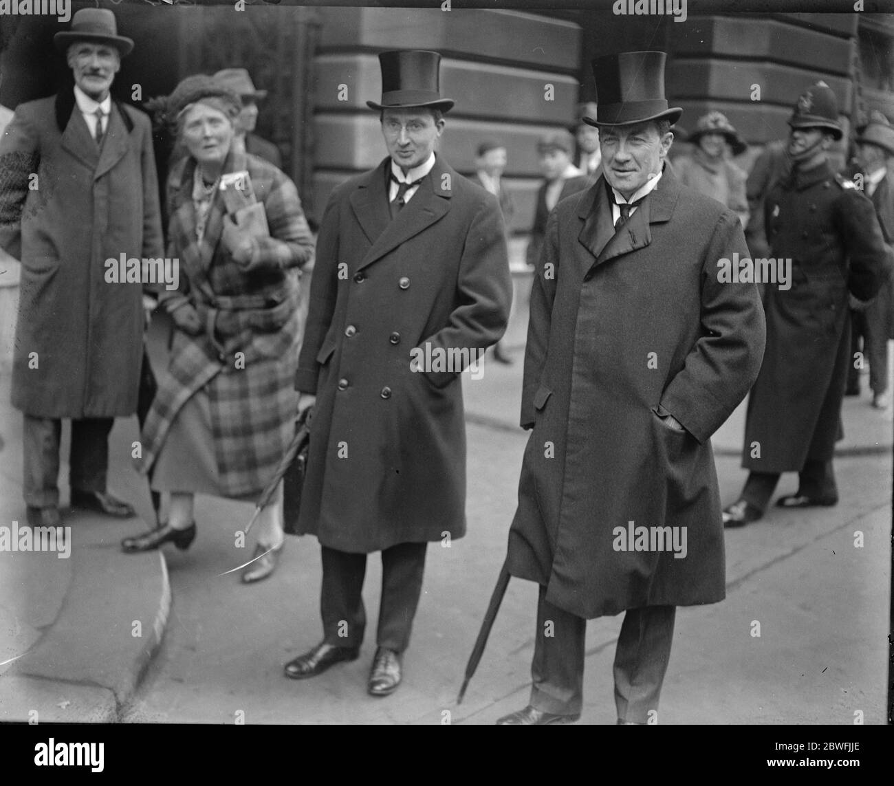 Das Lächeln der Burget . Stanley Baldwin , Schatzkanzler, sah lächelnd, als er die Downing Street verließ, um sein Bedget im Unterhaus vorzustellen. 16. April 1923 Stockfoto