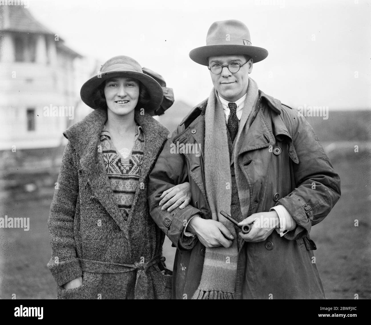 Sekretär an seinen Vater . Herr JH Clynes, der Sohn von Herrn JR Clynes, dem stellvertretenden Vorsitzenden des Hauses, wurde von seinem Vater zu seinem Privatsekretär ernannt. Mr J H Clynes fotografierte mit seiner Frau auf der Wembley Exhibition, wo er auch als Publicity and Reference Agent fungiert. Februar 1924 Stockfoto