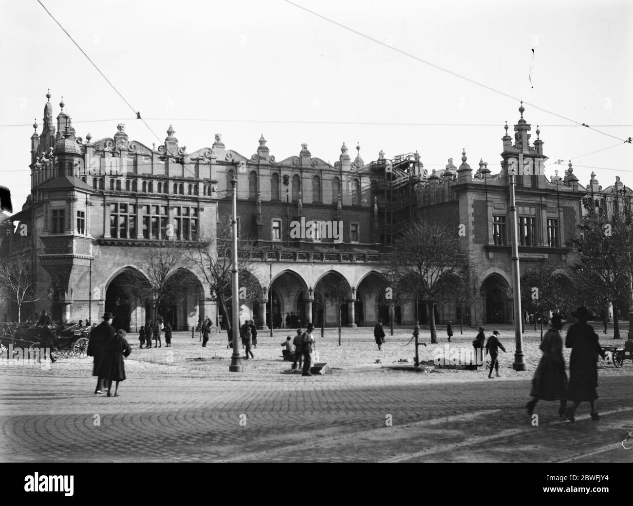Krakau, Polen. Die berühmte Tuchhalle in Krakau. Diese drei Filme verbinden sich und machen einen Panoramablick auf das Zentrum der Stadt . 24. Oktober 1921 Stockfoto