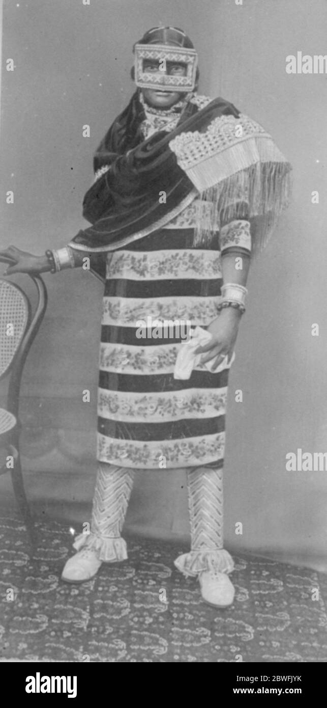 Maskierte Schönheit EINE Dame der arabischen Stadt in Sansibar trägt die Barakoa eine Maske bis zur Oberlippe. Es ist aus Gaze mit Bändern aus Gold 9 Mai 1923 Stockfoto