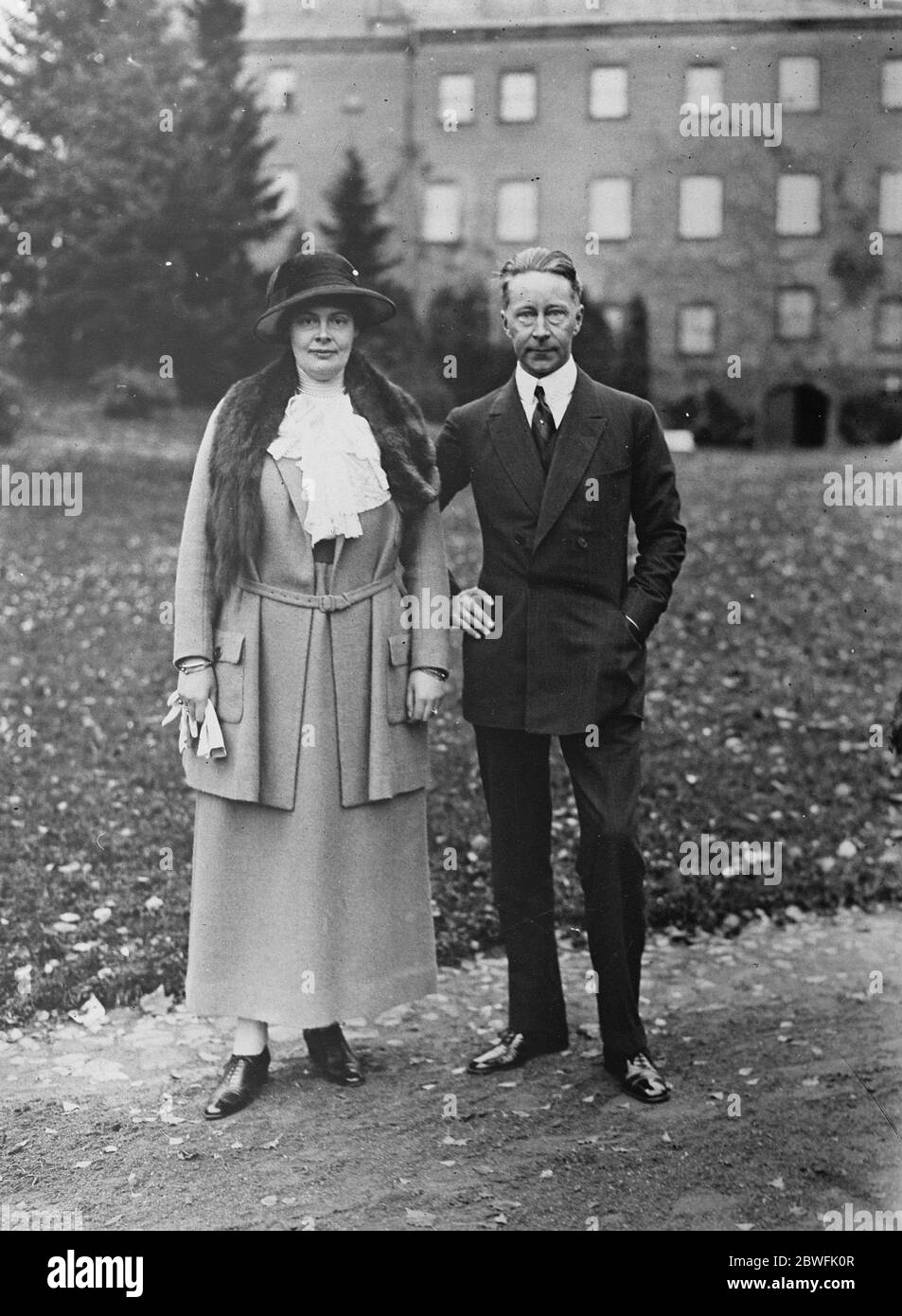 Little Willie zu Hause der deutsche Ex-Kronprinz und seine Frau, die Ex-Kronprinzessin, auf dem Schlossgelände von Oels, Schlesien 19. November 1923 Stockfoto