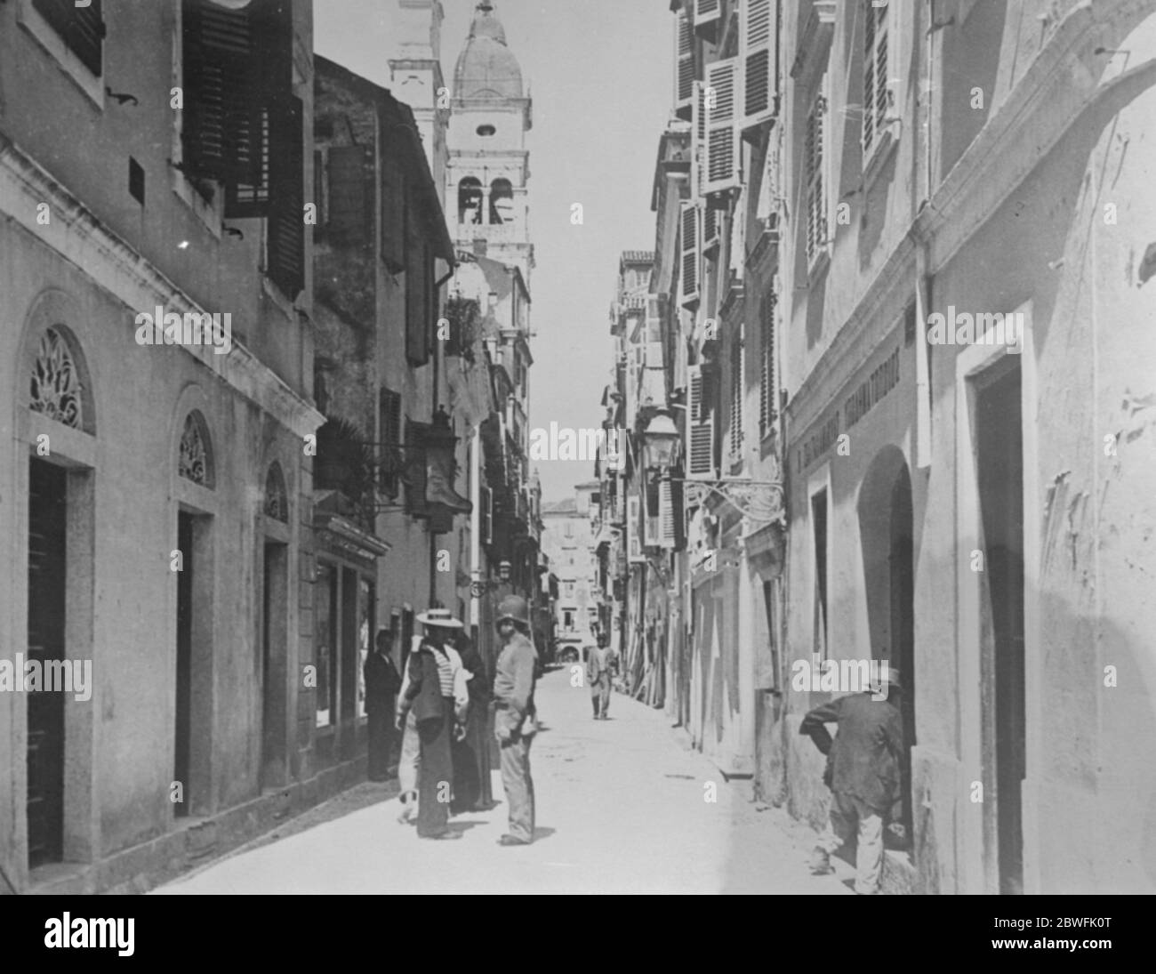 Italiener ergreifen Korfu EINE typische Straße in Korfu, die Calle S Spiridione. Im Vordergrund wird eine Figur mit einer auffälligen Ähnlichkeit mit dem Londoner Polizisten 1 September 1923 bemerkt werden Stockfoto