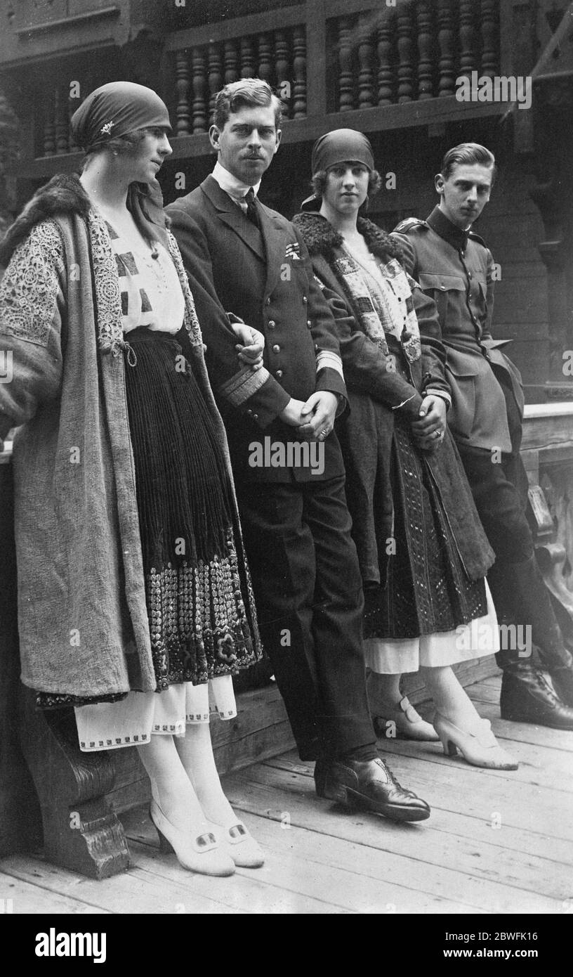 Ein stattliches Royal Quartet die Kronprinzessin und Kronprinz von Rumänien, mit Prinzessin Irene von Griechenland und (rechts) Prinz Nikolaus von Rumänien, fotografiert auf dem Balkon von König Ferdinand ' s Graf Schloss von Sinaia 6 März 1924 Stockfoto