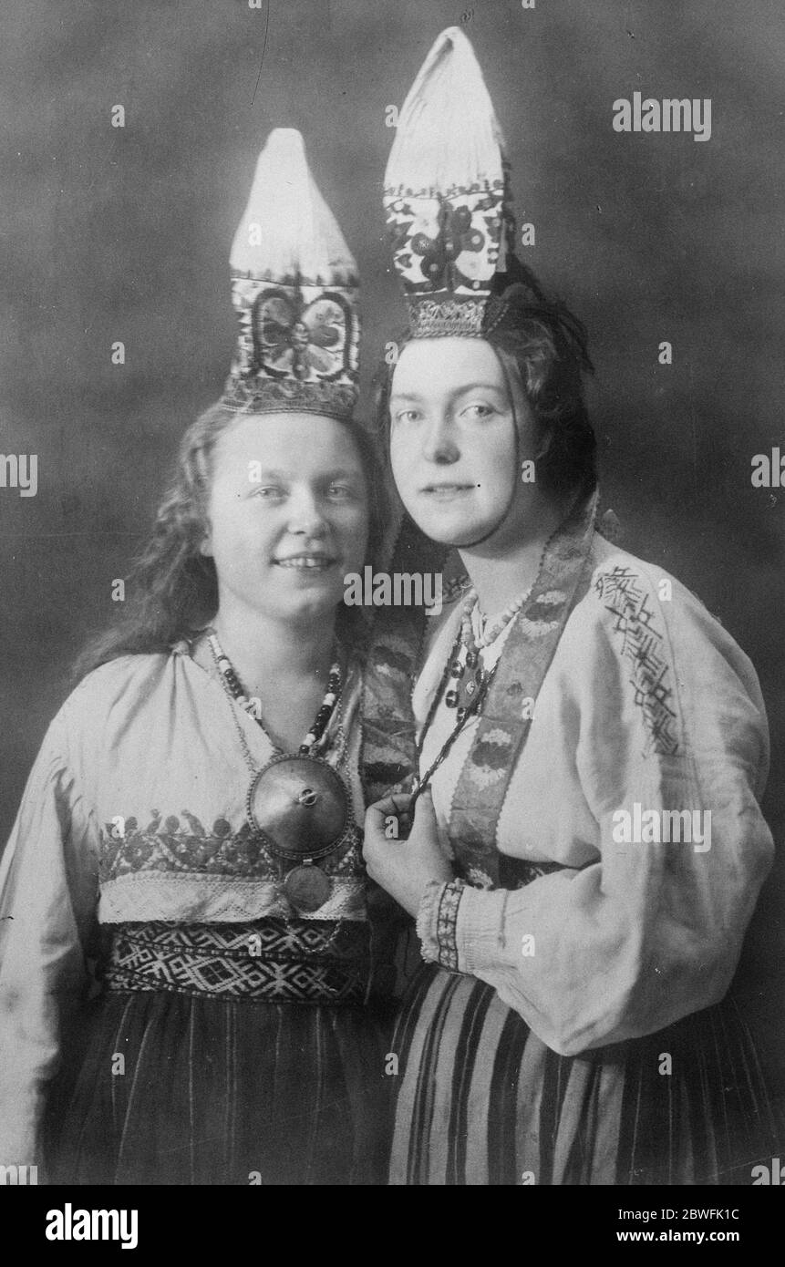 Roman Hochzeit Finery zwei esthonische Bräute, die in einem Dorf in der Nähe von Reval verheiratet waren. Sie tragen alte Nationalkostüme 12. Juni 1923 Stockfoto