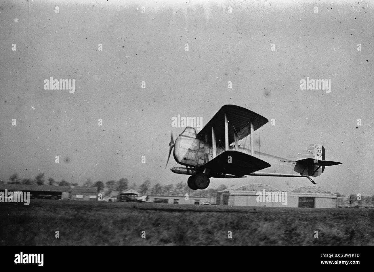 Waffe für den nächsten Krieg Torpedo Start aus der Luft Trials in Villacoublay mit einem Levasseur PL 2.02 Flugzeug . Hier ist der Torpedo mit dem Torpedo in der Startposition auf der Maschine 13. Dezember 1922 zu sehen Stockfoto