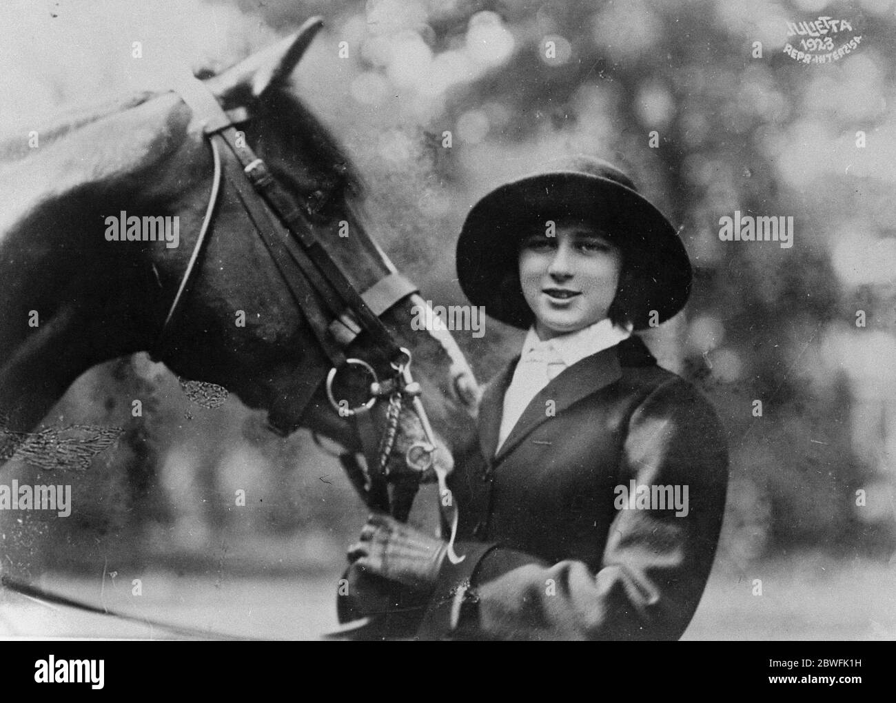 Royal Pantomine Artiste Prinzessin Iieana von Rumänien, die eine unerschrockene Pferdeiterin und kluge Reiter ist. Sie hat gerade einen Roman mit dem Titel "Mein Leben" veröffentlicht, der so geschrieben ist, als wäre es eine Autobiographie des Pferdes, das auf dem Bild vom 13. Juni 1923 zu sehen ist Stockfoto