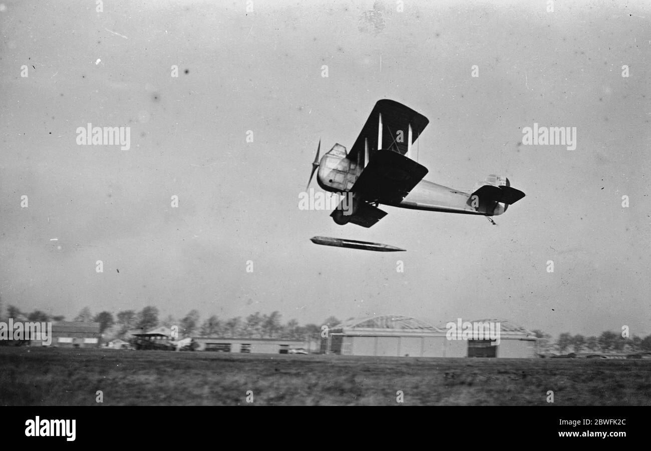 Waffe für den nächsten Krieg Torpedo Start aus der Luft Trials in Villacoublay mit einem Levasseur PL 2.02 Flugzeug . Hier ist zu sehen, wie der Torpedo vom 13. Dezember 1922 aus gestartet wird Stockfoto