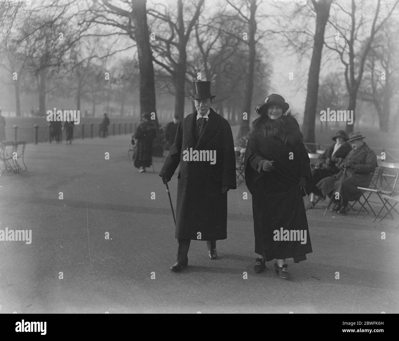 Gesellschaft im Park Sir George und Lady Lewis Spaziergang in der Row London , Hyde Park 26 Juni 1924 Stockfoto