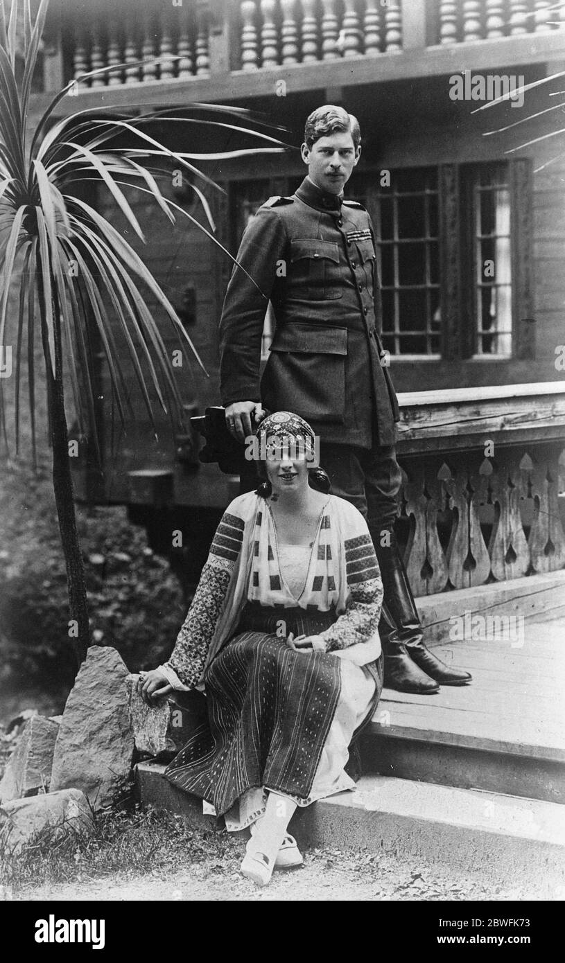 Ein zukünftiger König und Königin der Kronprinz und die Prinzessin von Rumänien fotografiert auf der Terrasse des Landschlosses 30. November 1923 Stockfoto