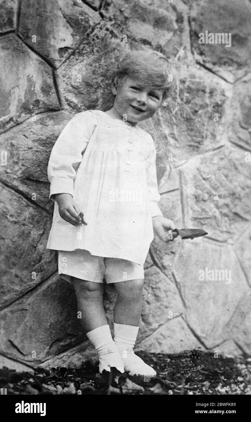 Jeden Monat größer und größer der kleine Prinz Micheal, Rumäniens zukünftiger König, der in den Bukarester Zeitungen als "der feinste Junge seines Alters im Land beschrieben wird. Er ist der Säuglingssohn des Kronprinzen und noch nicht zwei Jahre alt 14. Dezember 1923 Stockfoto