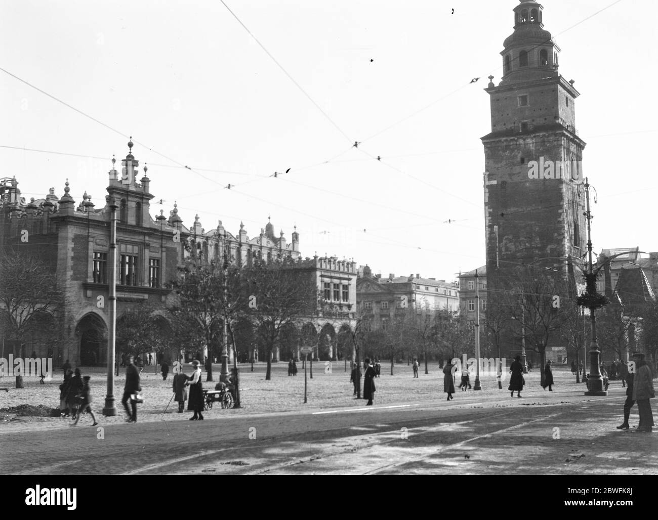 Krakau, Polen. Die berühmte Tuchhalle in Krakau. Diese drei Filme verbinden sich und machen einen Panoramablick auf das Zentrum der Stadt . 24. Oktober 1921 Stockfoto