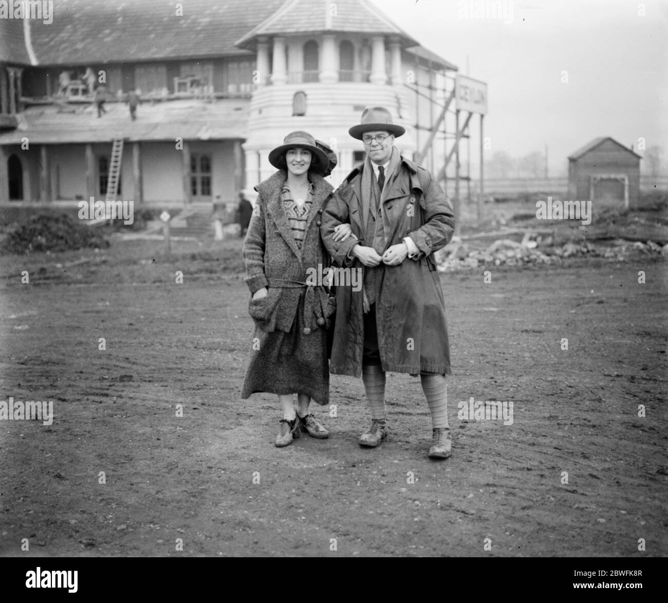 Sekretär an seinen Vater . Herr JH Clynes, der Sohn von Herrn JR Clynes, dem stellvertretenden Vorsitzenden des Hauses, wurde von seinem Vater zu seinem Privatsekretär ernannt. Mr J H Clynes fotografierte mit seiner Frau auf der Wembley Exhibition, wo er auch als Publicity and Reference Agent fungiert. Februar 1924 Stockfoto