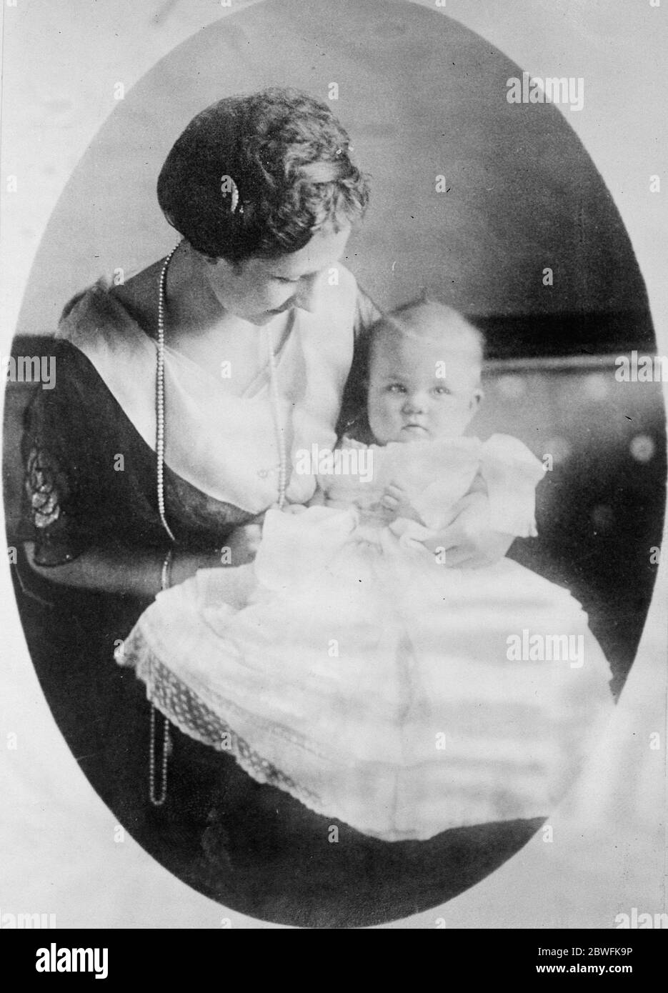 Ex Kaisers jüngstes Enkelkind die Herzogin von Braunschweig (die neue Kaiserstochter) mit ihrem am 12 14. November 1923 8 Monate alten Baby Stockfoto