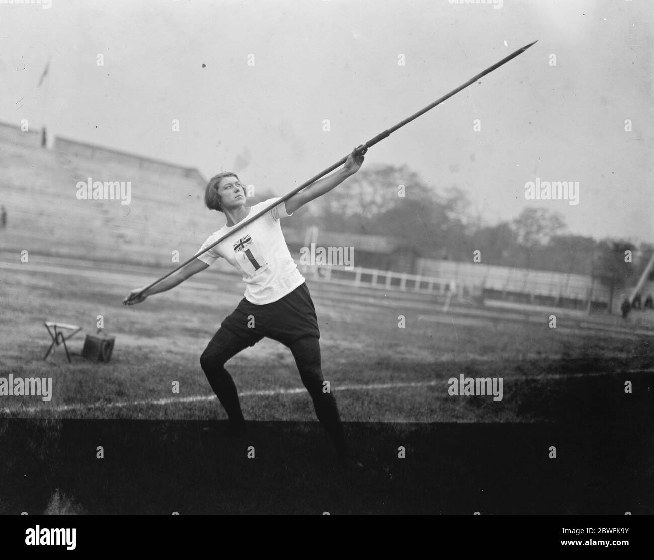Englische Mädchen Athleten Win Victory hat den Besuch der englischen Mädchen Leichtathletik-Team nach Paris belohnt. Sie sicherten sich 48 Punkte gegen die französischen Mädchen (38) bei der ersten Internationalen Leichtathletik-Sitzung der Frauen im Pershing-Stadion in Paris. Inzwischen die Plymouth Mädchen Vereinigung Fußball elf zog mit einem Team, das die ganze Frankreich , kein Ergebnis aufgezeichnet Miss Birchgenug ( England ), die den Speerwurf gewonnen 31 Oktober 1921 Stockfoto