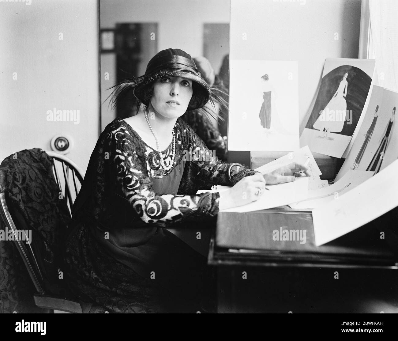 Eine Prinzessin in Buisness Prinzessin Andrew von Russland hat sich einer West End Firma als Kleid Designer. Die Prinzessin fotografierte bei der Arbeit an einigen neuen Designs 21 Juli 1922 Stockfoto