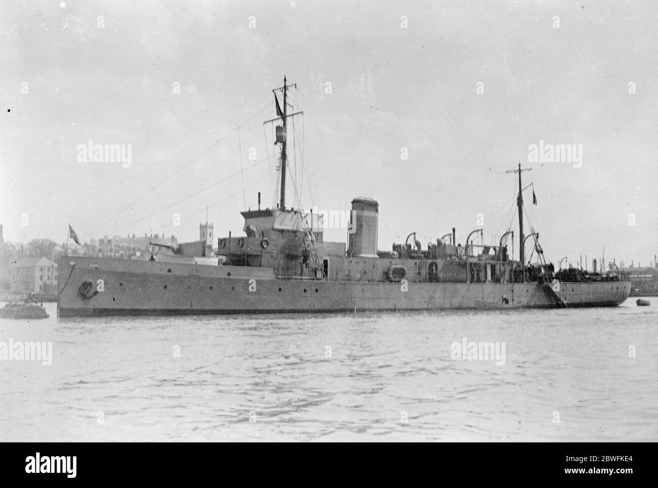 HMS Truro Minesweeper ' s einsame Mahnwache, wo L 24 sank die Doppelschraube Minesweeper , H M S Truro , Die einsame Mahnwache auf den schwer brechenden Meeren in der Nähe der Stelle hält, wo das unglückliche U-Boot L 24 bei einer Kollision mit dem Schlachtschiff Resolution während einer Übung vor Portland Bill Dorset im Ärmelkanal am 10. Januar 1924 versenkt wurde. Die Besatzung wurde im Januar 12 1924 verloren Stockfoto