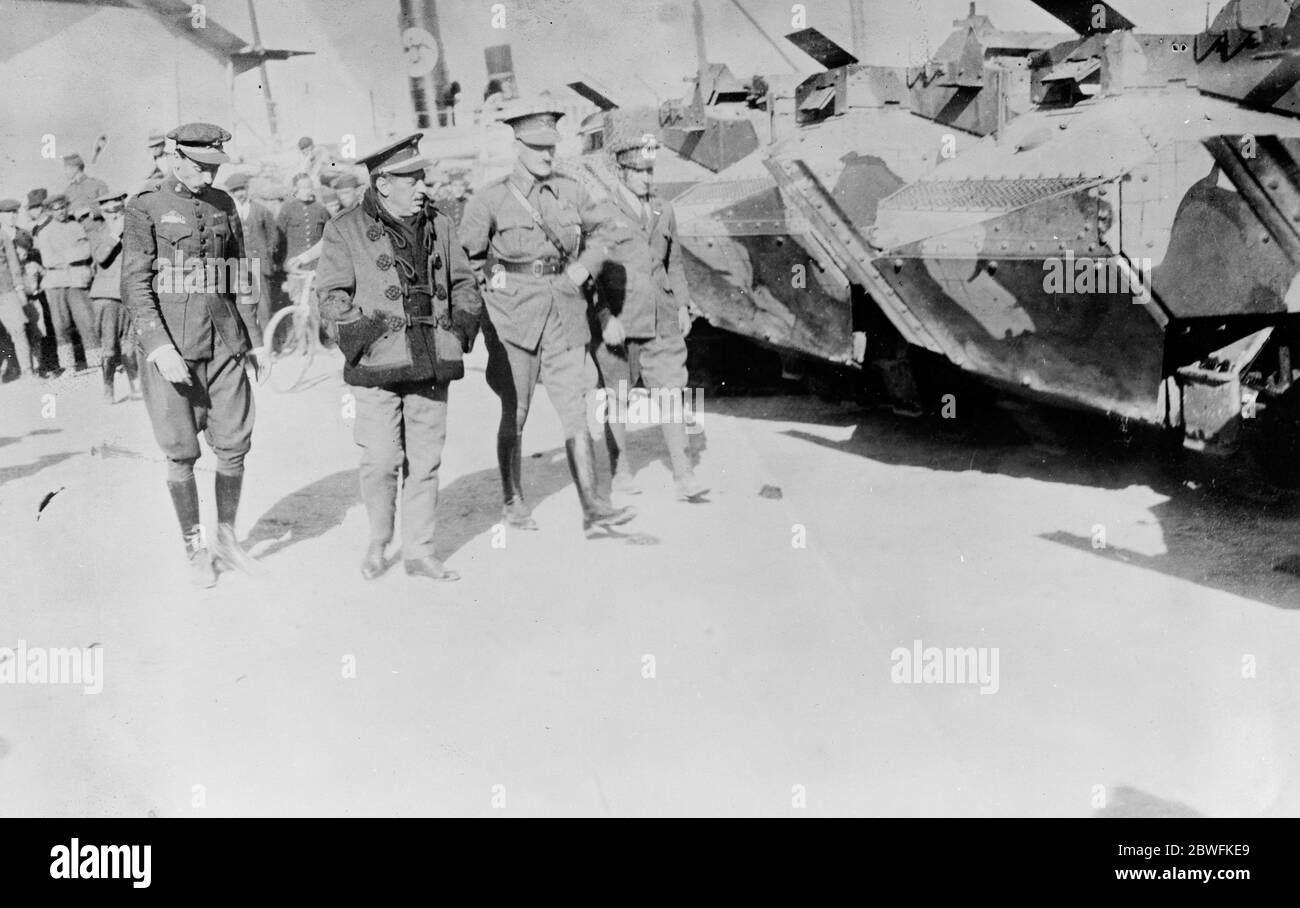 Takns in Melilla General Sanjurjo als Spanisch General in Malilla ist mit seinem Adjutant und Offiziere der ' Panzerkorps ' Inspektion Tanks auf dem Maulwurf in Mellila 1922 Stockfoto