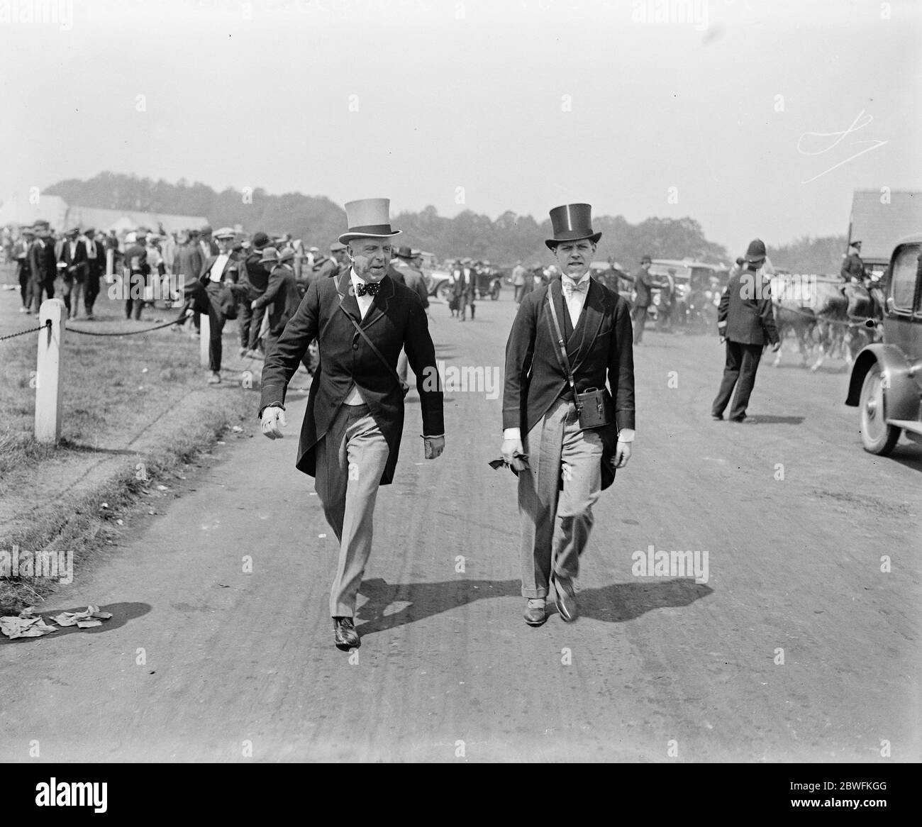 Derby Day in Epsom . Der Earl of Shaftesbury zu Fuß auf dem Platz mit einem Freund. 31 Mai 1922 Stockfoto