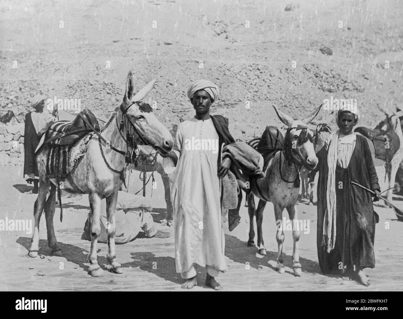 Beten für Regen . Ägyptische Esel Jungen, die für Regen beten, um einen Teil des Tals der Könige wegwaschen und so offen Antiken, die sie verkaufen könnten. Regen jedoch, fällt nur bei Luxor einmal in 50 Jahren. 18 Dezember 1922 Stockfoto
