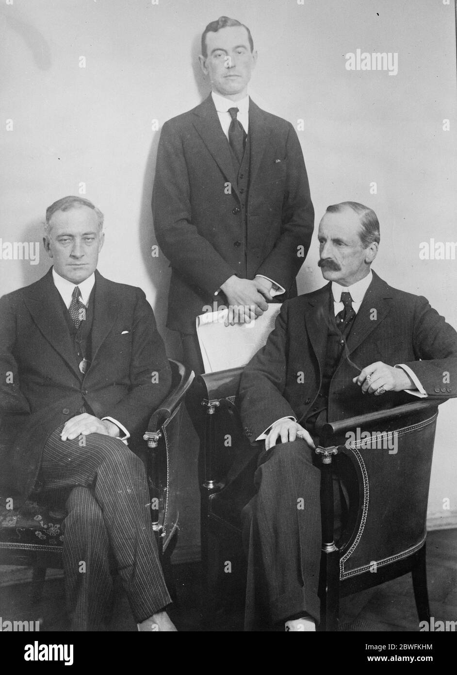Der finanzielle Kampf Polens auf Einladung der polnischen Regierung fand vor kurzem die erste Konferenz zwischen Herrn Hilton Young und dem polisgh-Finanzminister, Herrn Kucharski, statt. Herr Hilton Young , Finanzberater, Mitglied des ministerrats von Herrn Lloyd George (Links) mit Herrn H A Trotter, Vizegouverneur der Bank von England (rechts) und Herrn Penson, dem Sekretär (stehend) am 24. Oktober 1923 Stockfoto