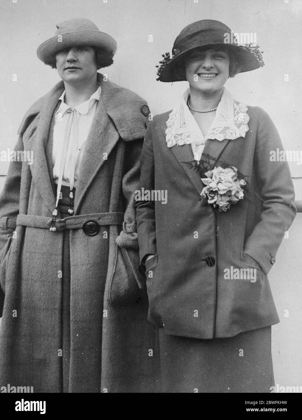 US-Mädchen Schwimmen Champion . Miss Helen Wainwright (links) und Aileen Riggin. 1924 Stockfoto