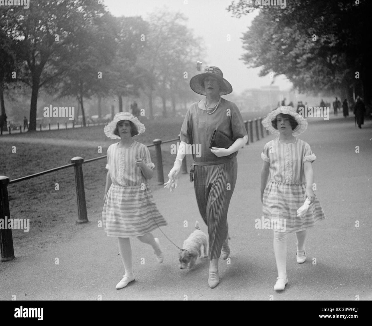 Gesellschaft im Park . Die Marchioness von Linlithgow und ihre beiden Töchter, Anne und Joan, genießen einen Spaziergang im Hyde Park. 21 Mai 1924 Stockfoto