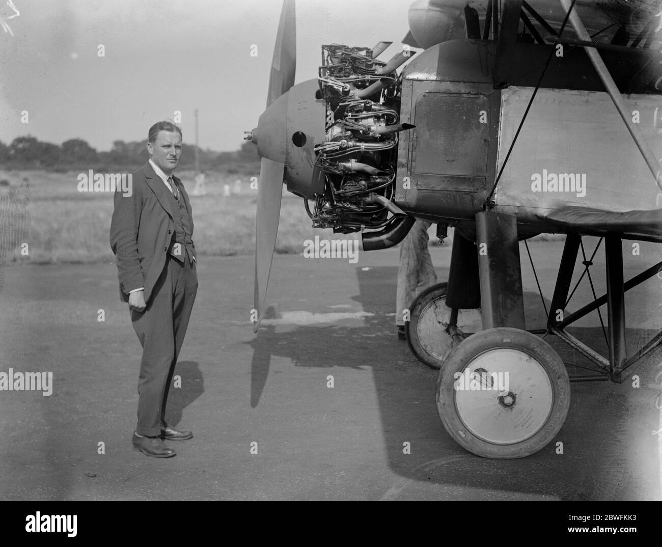 Air Race rund um Großbritannien Flugleutnant H W G Jones steht vor seiner Maschine kurz vor dem Start von Martlesham 12 August 1924 Stockfoto