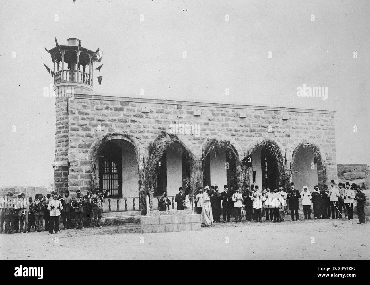 Mekka und Medina. Moschee in Tebuk auf der Hejaz-Bahn, genau auf halbem Weg zwischen Damaskus und Medina. Speziell für Mitarbeiter der Linie gebaut. 1925 Stockfoto