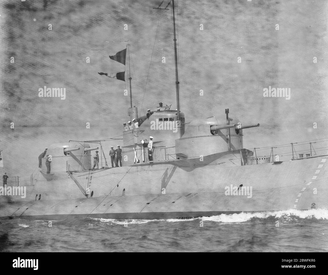 Das Super-U-Boot verlässt Chatham Dreadnought der Under Seas HM Submarine X1 wurde als tauchfähiger Handelsraider für die Royal Navy konzipiert und entworfen; zum Zeitpunkt ihres Startes war sie das größte U-Boot der Welt. Hier gesehen, die ihre Geschütztürme zeigen 12 September 1925 Stockfoto