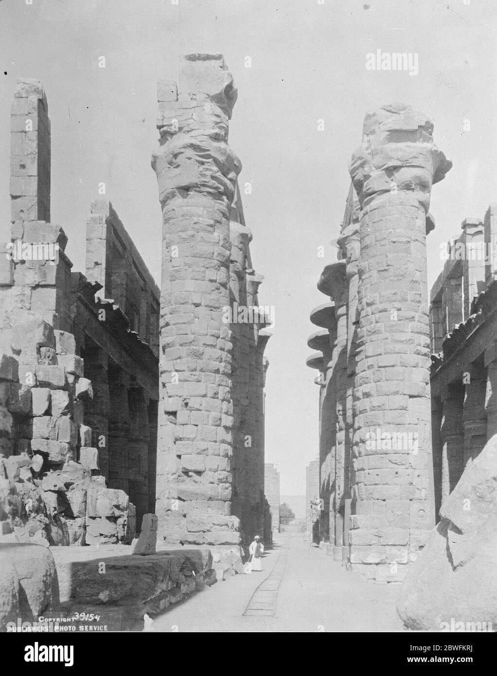 Berühmte Tempel in Gefahr ernste Schritte werden von der ägyptischen Regierung unternommen, um Reparaturen am berühmten Tempel von Karnak in der Nähe von Luxor zu bewirken. Die Infiltration des Wassers aus dem Nil hat Schäden an den Fundamenten verursacht, und die Sicherheit des Tempels ist bedroht 4. Februar 1926 Stockfoto