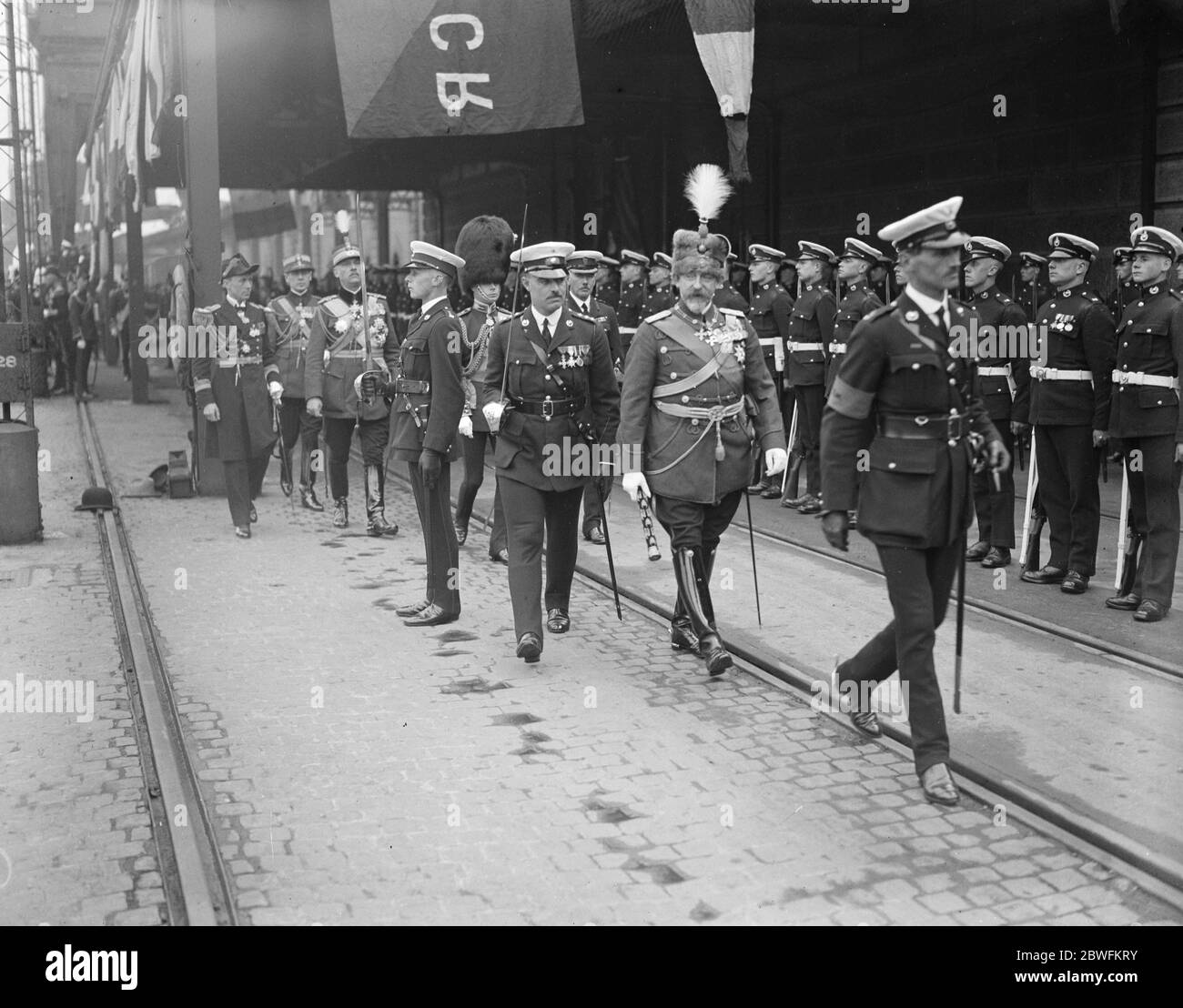 Der rumänische königliche Besuch. Der König von Rumänien landet in Dover und inspiziert die Ehrengarde . Dahinter sieht man den Prince of Wales. 12 Mai 1924 Stockfoto