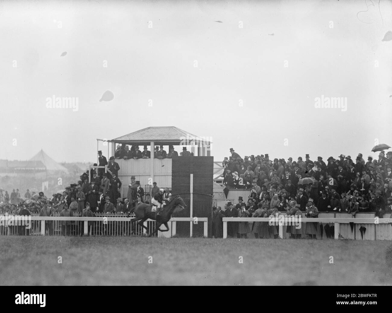 Derby Day. Sansovino, der Gewinner, die Übergabe der Winning Post. Juni 1924 Stockfoto