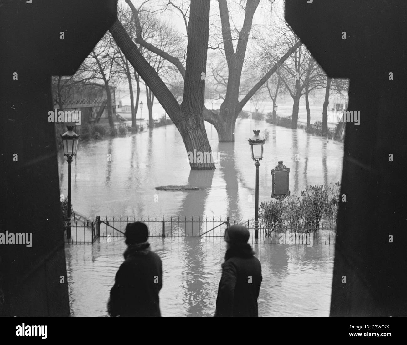 Überschwemmungen In Paris . Ein Blick durch einen Arcnway der Pont Neuf, der die IIe du Vert Galant vollständig unter Wasser zeigt. Januar 1926 Stockfoto