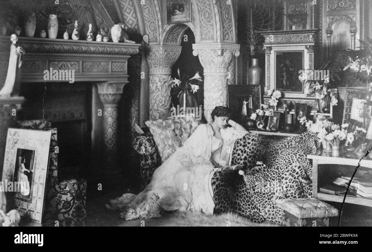 Die Königin von Rumänien . In der maurischen Halle von Cotroceni Castle . 10 Dezember 1926 Stockfoto