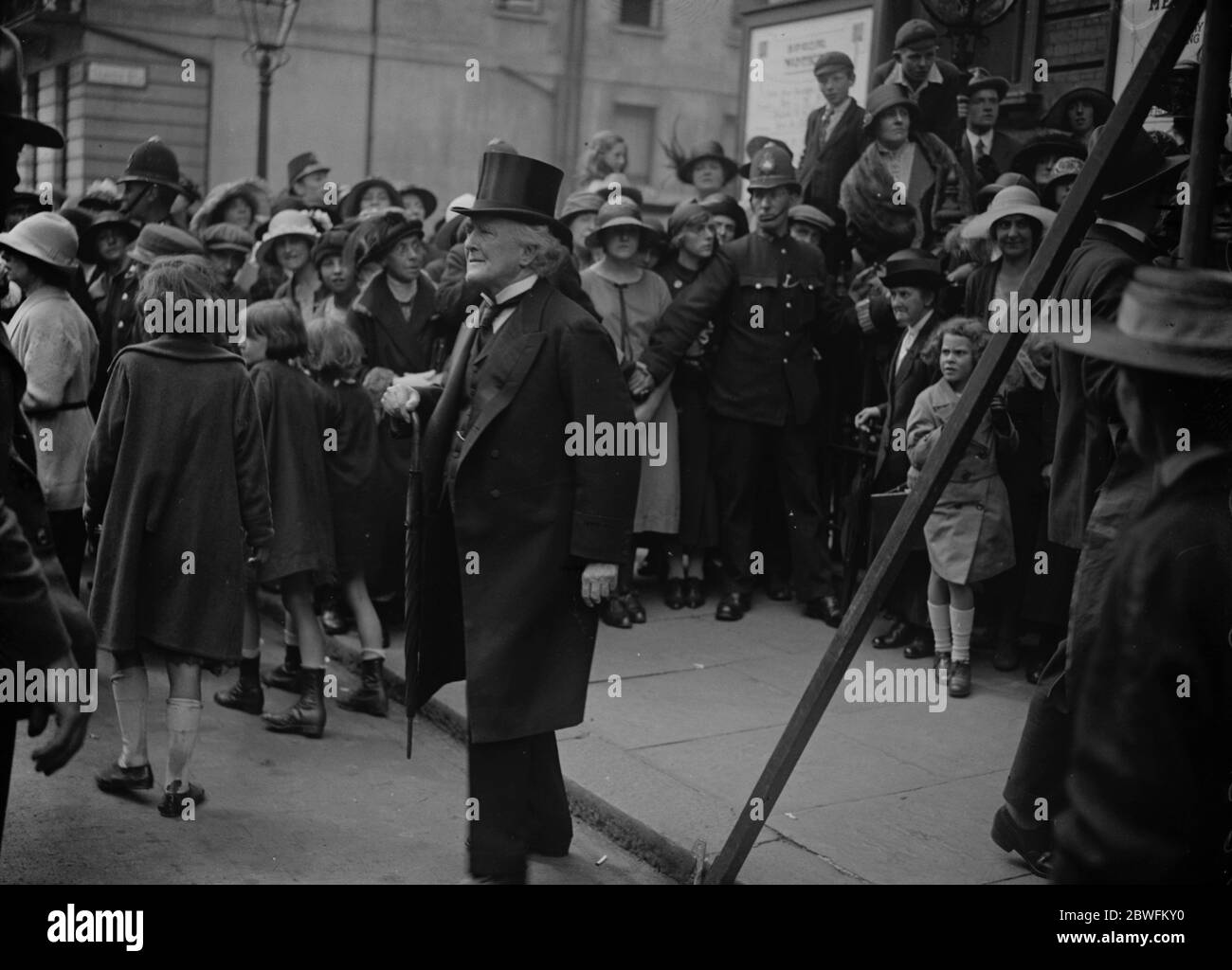 Hochzeit . Miss Eleanor Henderson, Tochter des Innenministers, Herr Arthur Henderson und Herr P S Gledhill wurden in der Wesleyan Kirche verheiratet, Hinde Street, Manchester Square. Lord Parmoor verlässt die Kirche . 31 Juli 1924 Stockfoto