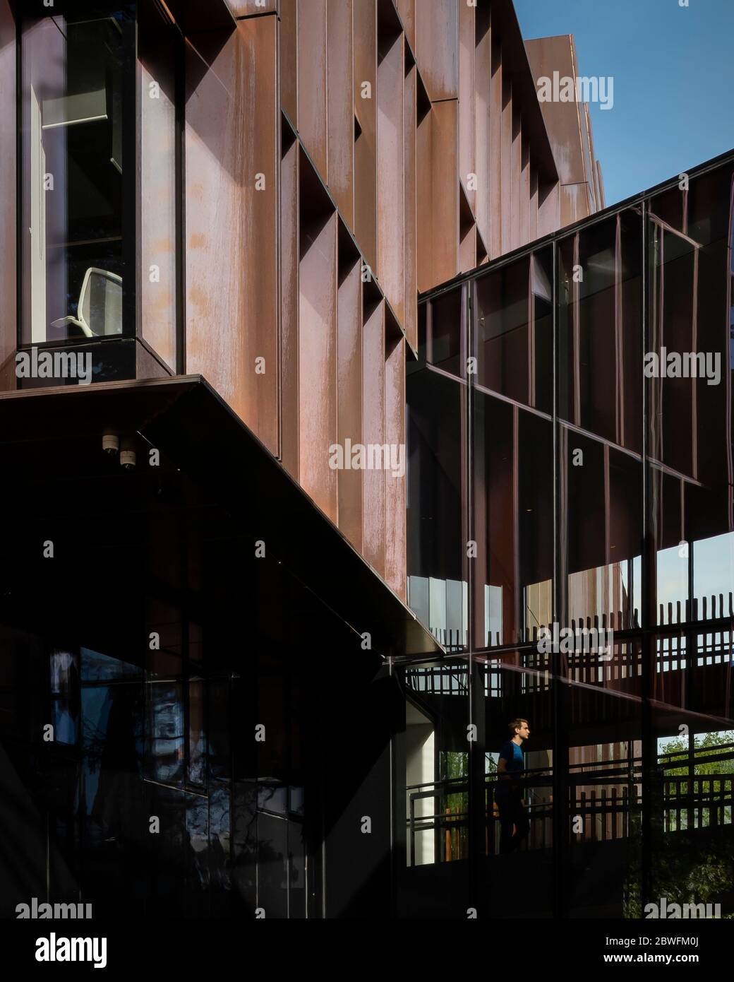 Detail der Bronzeverkleidung. Beecroft Building, Oxford, Großbritannien. Architekt: Hawkins Brown Architects LLP, 2018. Stockfoto