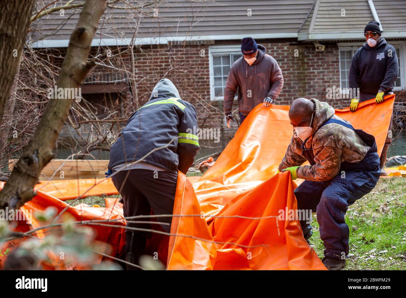 Detroit, Michigan - die Stadt hat orange Hochwasserschutzbarrieren um die Kanäle auf der Ostseite der Stadt installiert, um Häuser vor Überschwemmungen zu schützen expe Stockfoto