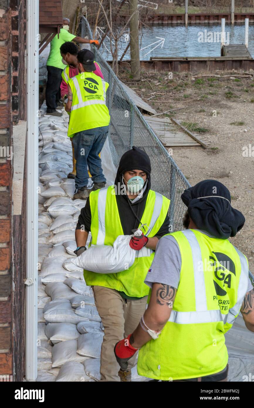 Detroit, Michigan - die Stadt hat Sandsäcke und andere Hochwasserschutzbarrieren um die Kanäle auf der Ostseite der Stadt installiert, um Häuser vor f zu schützen Stockfoto