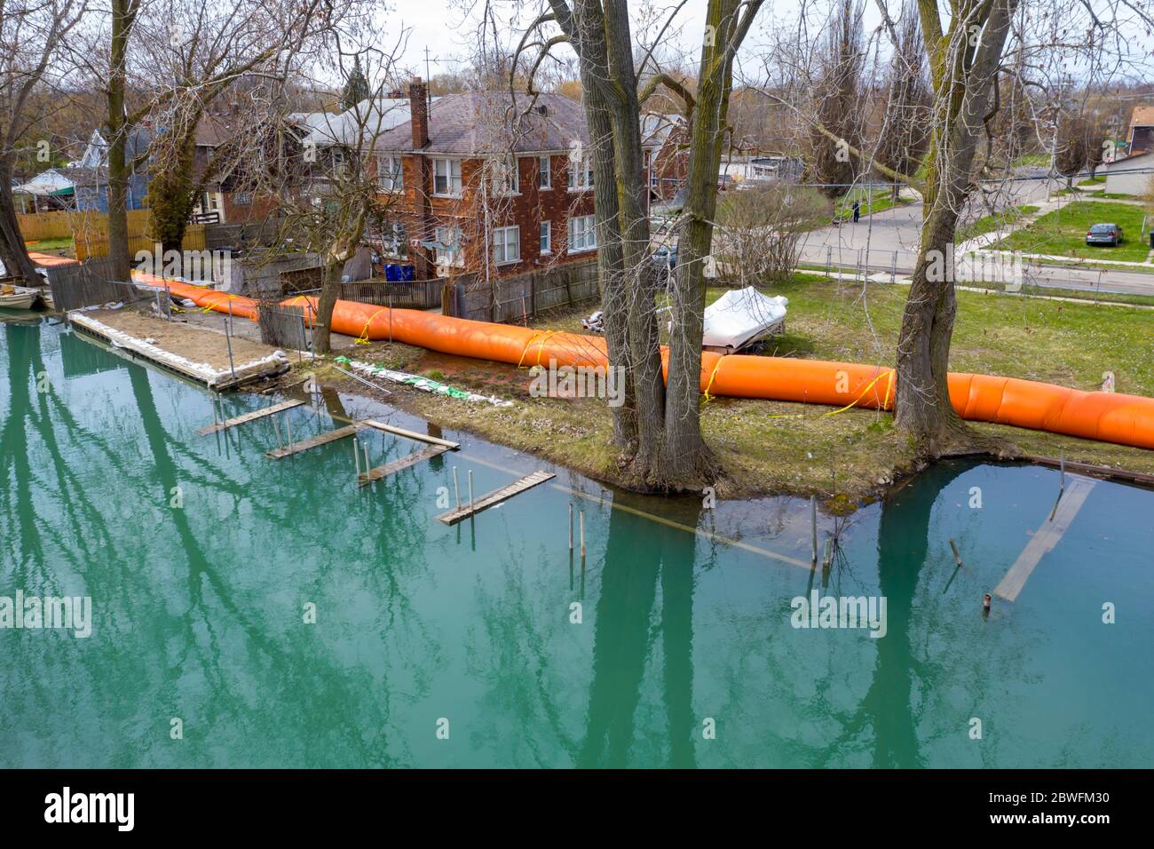 Detroit, Michigan - die Stadt hat orange Hochwasserschutzbarrieren um die Kanäle auf der Ostseite der Stadt installiert, um Häuser vor Überschwemmungen zu schützen expe Stockfoto