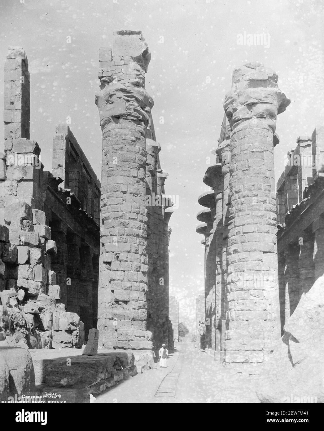 Berühmte Tempel in Gefahr der große Tempel von Amon, in Karnak, Ägypten. Die zentrale Allee, die Säulen, von denen 64 ft in der Höhe und 35 ft in Umfang 1 April 1925 Stockfoto