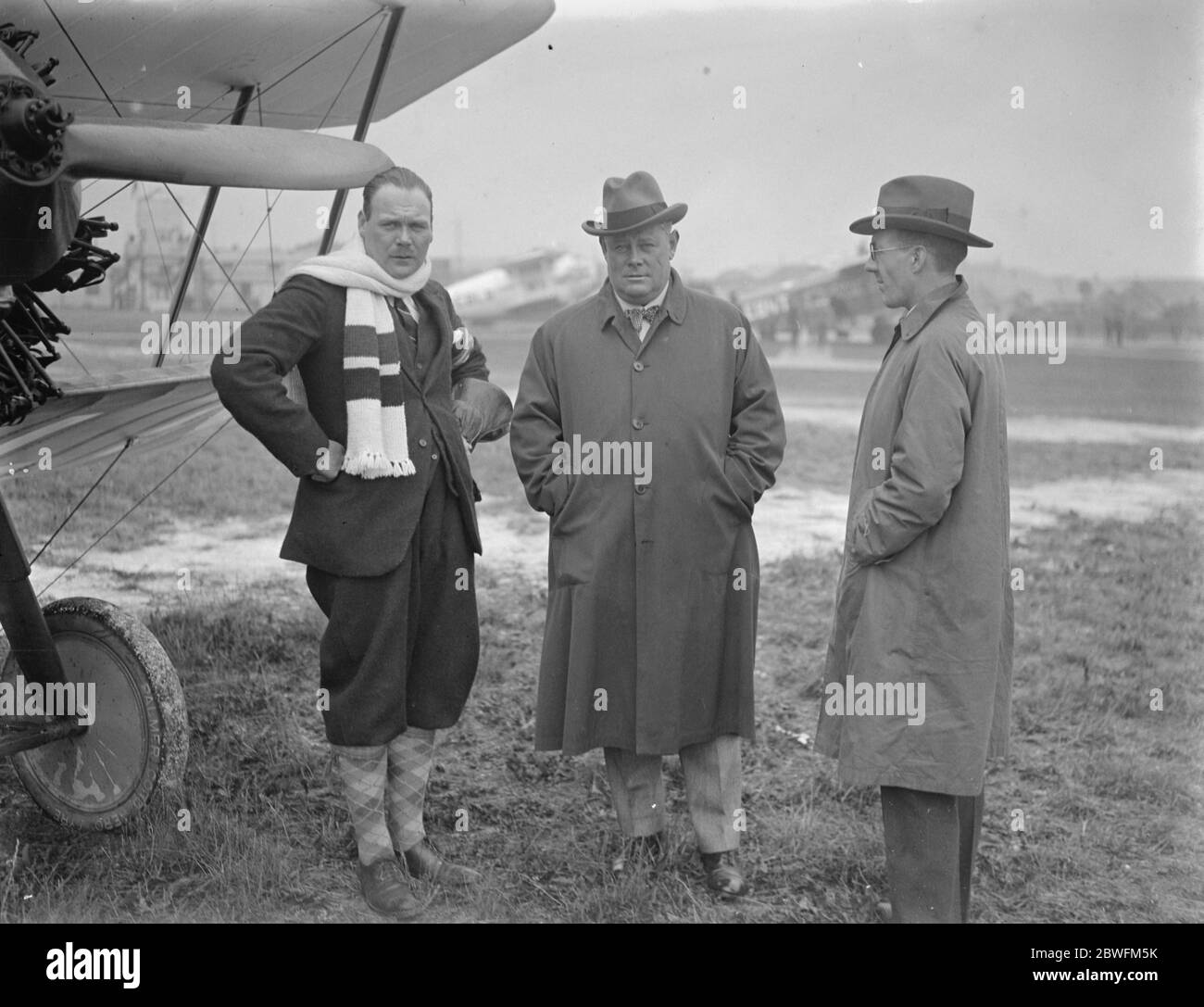 Aviator Captain J L N B Baggs (links) und Sir Eric Geddes (Mitte) Stockfoto