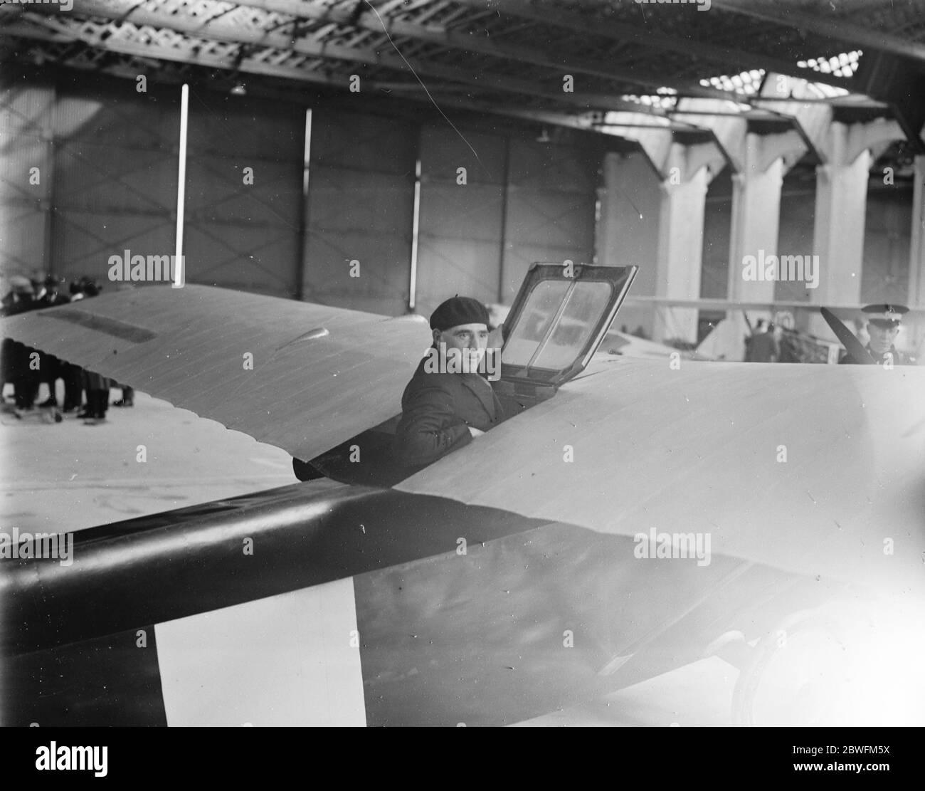 Lympne Leichtflugzeug testet Herrn M W Piercey, der nach seinem Sitz in der Maschine am 27. September 1924 den Flügel schließen will Stockfoto