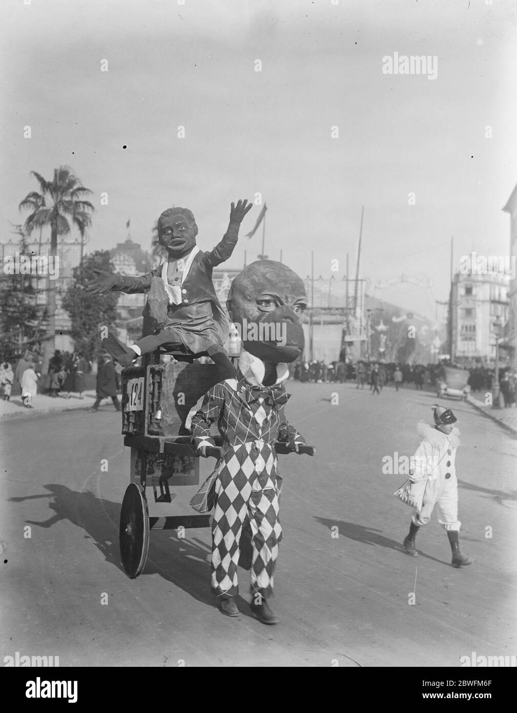 König Karneval in Nizza . Ein großer Kopf und sein Beifahrer in der Prozession . 26 Februar 1924 Stockfoto