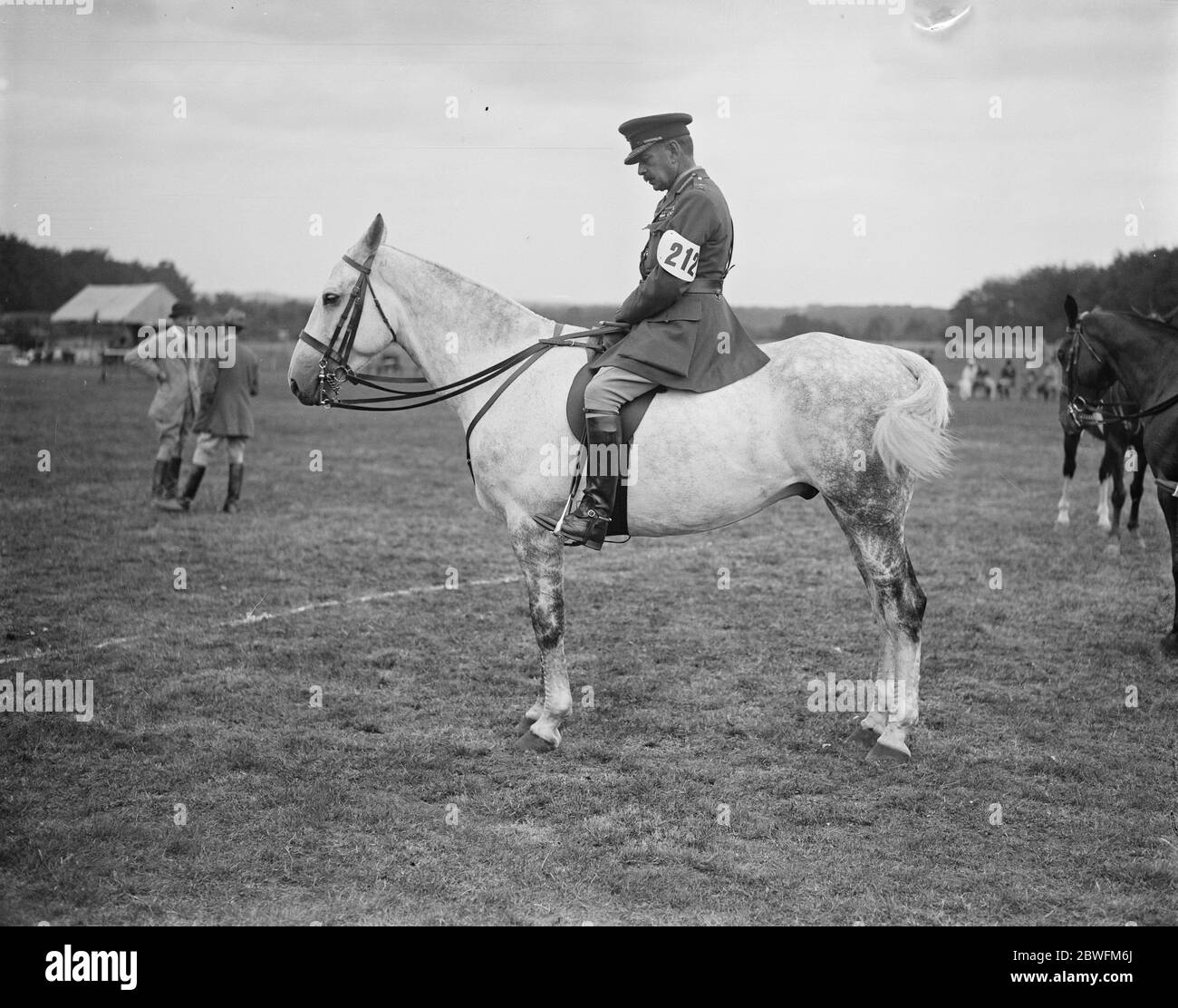 Aldershot Kommando Pferdeschau LT General Sir P W Chetwode mit seinem Jäger ' Christopher ', der in der Klasse für Gewichttragejäger 27. Juni 1923 konkurrierte Stockfoto