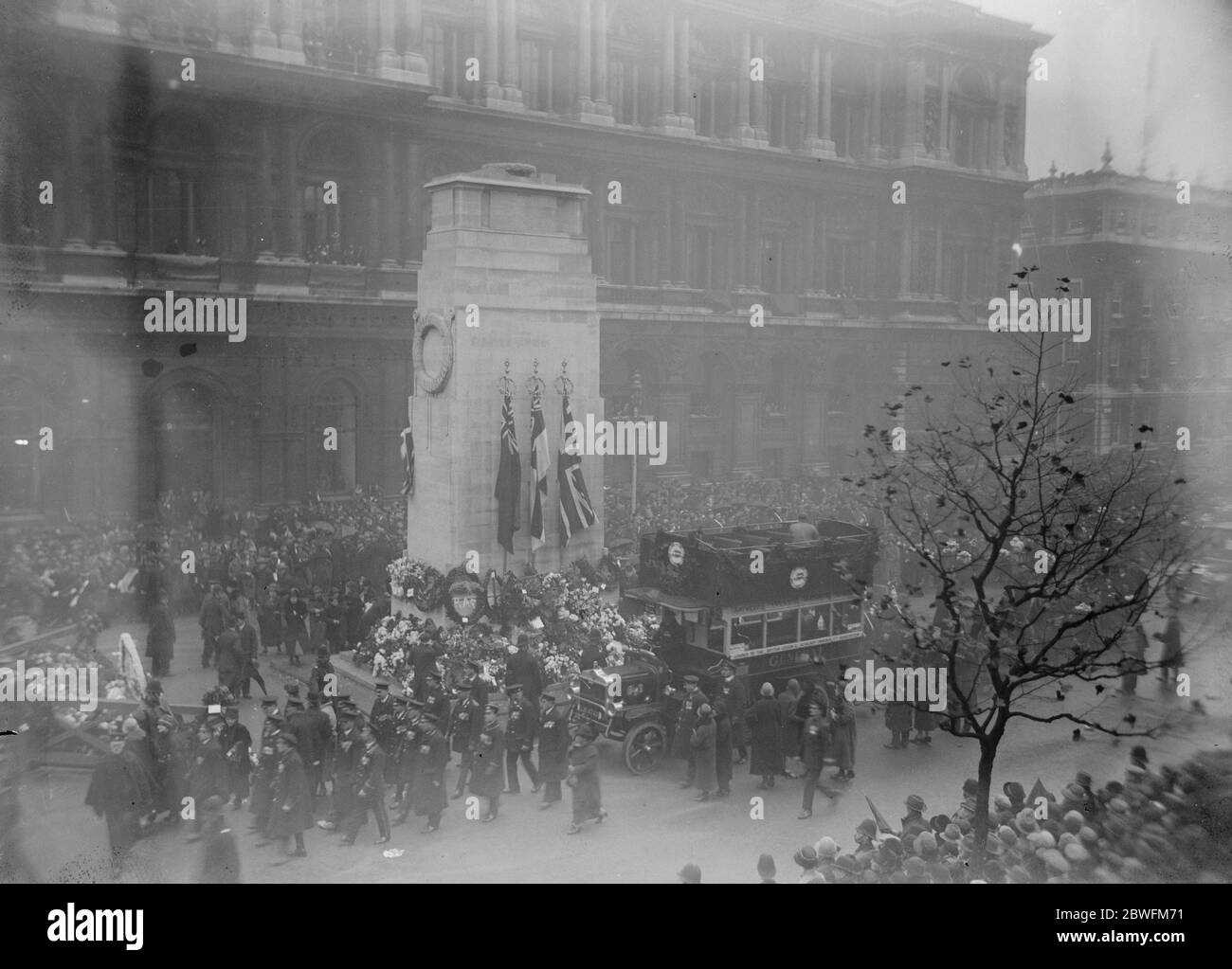 Waffenstillstandstag . Der Old Bill Bus vorbei an der Cenotaph . 11. November 1925 Stockfoto