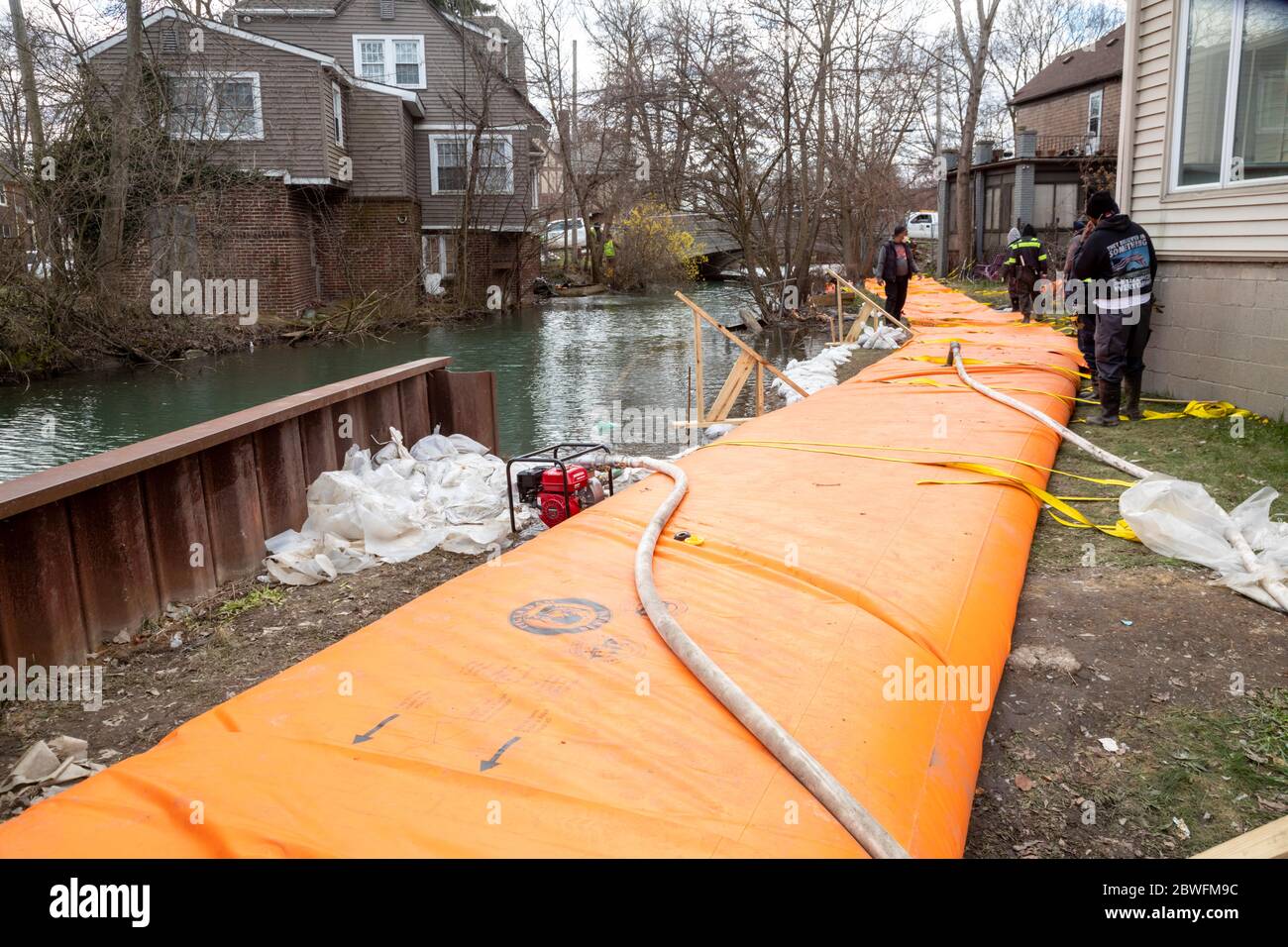 Detroit, Michigan - die Stadt hat orange Hochwasserschutzbarrieren um die Kanäle auf der Ostseite der Stadt installiert, um Häuser vor Überschwemmungen zu schützen expe Stockfoto