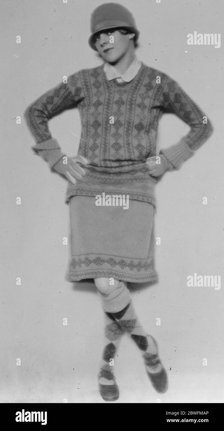 Auffallend Französisch Golf Mode . Mme Paul Rebox, die berühmte französische Golferin, trägt einen eleganten Pullover Anzug, mit Strümpfen zu entsprechen. 21. Januar 1926 Stockfoto