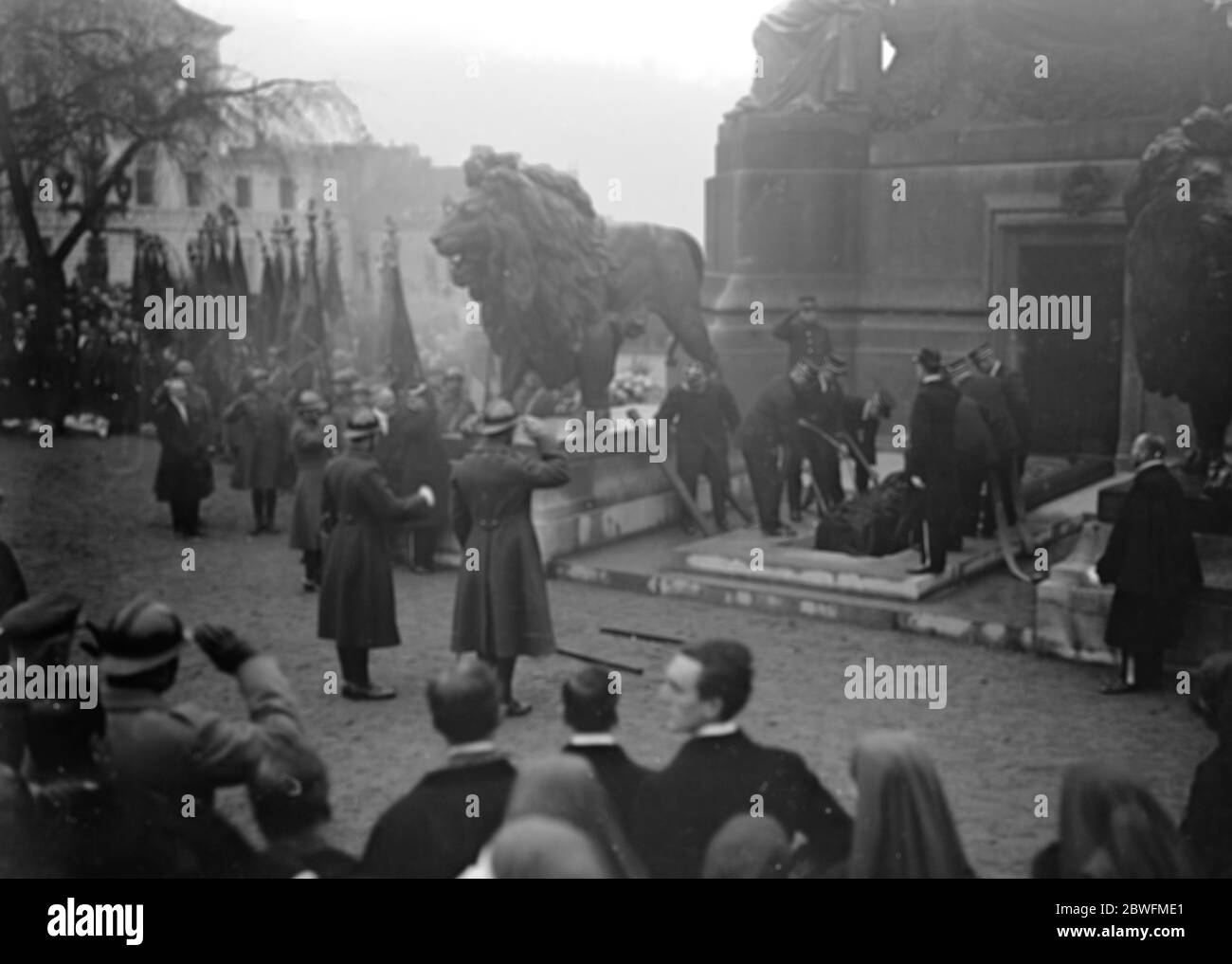 Belgien 's unbekannten Krieger . Der Sarg wird in das Grab gesenkt. 12. November 1922 Stockfoto