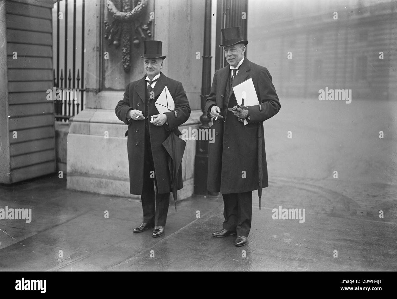 König ' s zweite Investitur Mr S L Murgatroyd ( links ) , O B E und Herr G P MacLure O B E , Verlassen Buckingham Palace 5 Februar 1926 Stockfoto